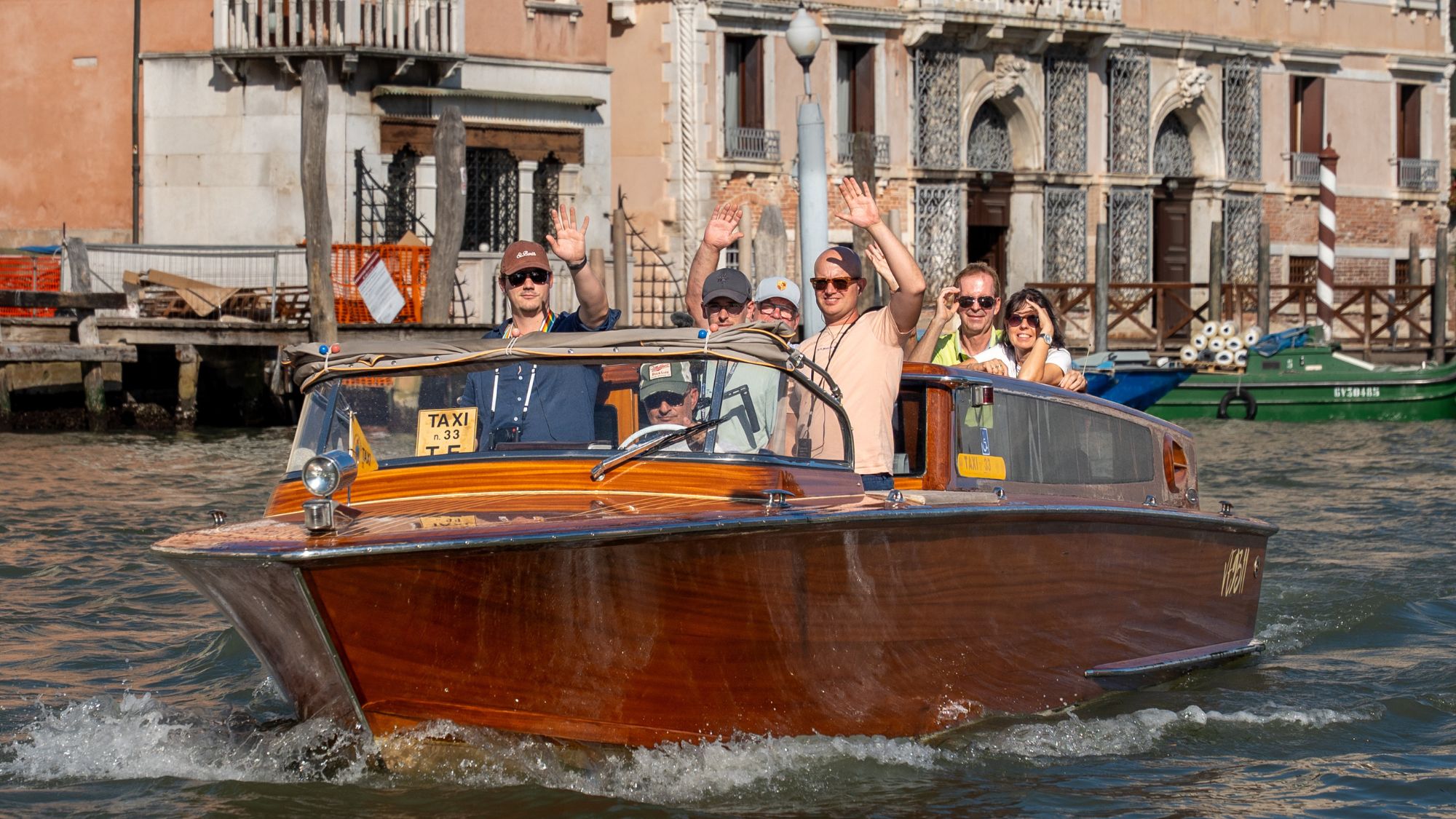 Reisegruppe genießt das Rahmenprogramm der Sportwagen Tour im Wassertaxi.