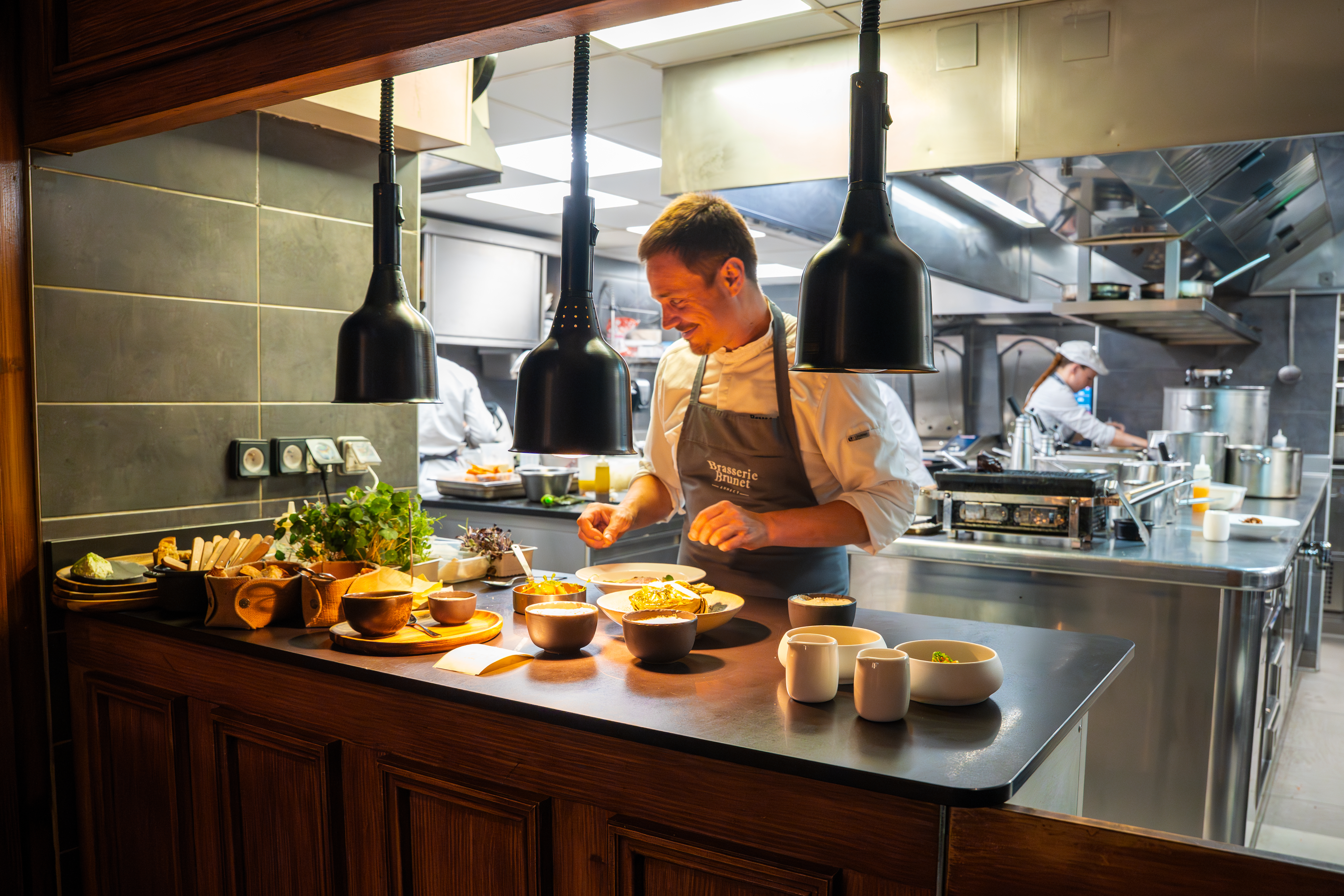 Ein Koch bereitet in einer Gourmetküche ein exquisites Abendessen vor.
