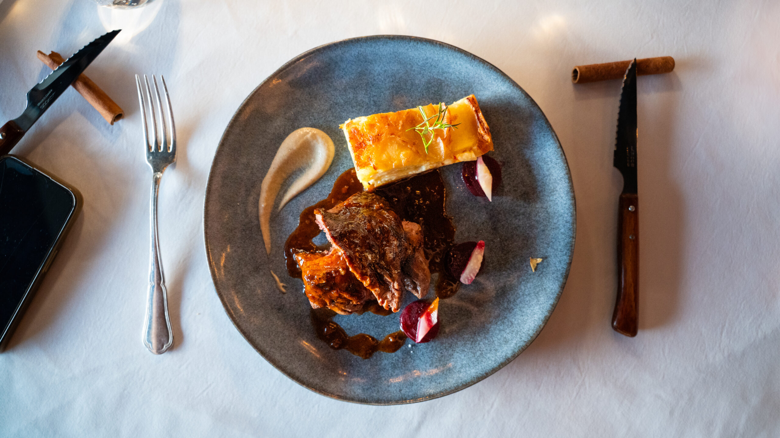 Gourmetmahlzeit in einem Luxusrestaurant während einer Sportwagenreise durch Europa.